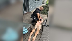 Vlámal sa do domu a onanoval na ležadle: Polícia zatkla nahého muža