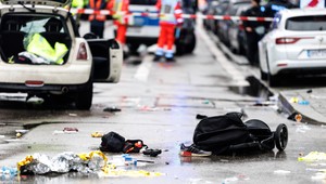 Auto vrazilo do skupiny ľudí. Zranilo sa najmenej 20 ľudí, medzi nimi aj deti