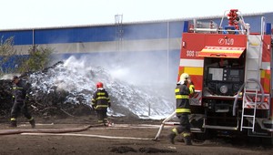 VIDEO: Požiar skládky na Záhorí po viac ako 24 hodinách uhasili