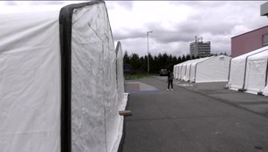 Jedno stanové mestečko zrušili pre nízky počet utečencov, o pár ulíc ďalej začali stavať ďalšie