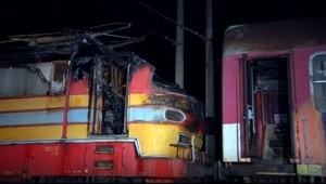 Na koľajisku horel rušeň osobného vlaku. Železničná doprava ostala ochromená