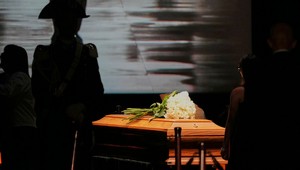 Armaniho rakva bude dva dni vystavená v Miláne, fanúšikovia mu prichádzajú vzdať úctu