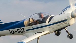 Osemročný Martinko pilotuje lietadlo ako sa väčšina jeho rovesníkov bicykluje. K letectvu priviedol vnuka starý otec