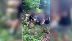 Krutý útok v lese: Školáci zmlátili muža, ktorý si mal údajne písať s 13-ročným dievčaťom