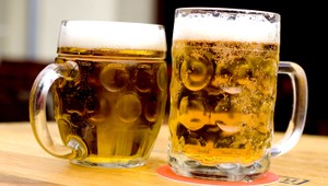 Muž si doprial jedno pivo. Stálo ho viac ako 62 000 eur