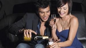 Ako to nespackať: Môžu vám zobrať vodičák, ak pijete v odstavenom aute?