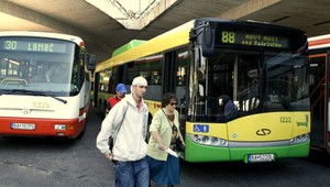 Nehoda autobusu a troch áut bez zranení