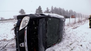 Sneh zamestnal v okolí Banskej Bystrice všetky záchranné zložky