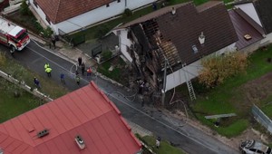 Dopravná nehoda spôsobila požiar domu. Škody presiahli 160-tisíc eur