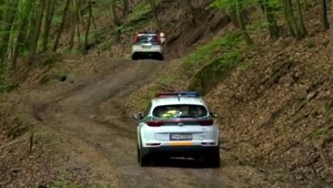 Streľba po krádeži v potravinách. Štvoricu mužov hľadali policajti v lese, jeden páchateľ je postrelený.