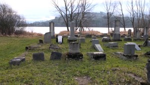 Cintorín, na ktorom vandali zničili desiatky hrobov, sa ocitol v zahraničných novinách. Mestu prišla vlna pomoci