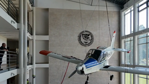 Chodbu leteckej školy v Žiline zdobí lietadlo. Katedra pripravuje pilotov na kariéru už 50 rokov