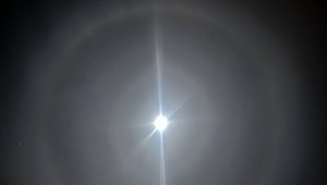 Nádherné nebeské divadlo: Okolo mesiaca sa objavila svetelná žiara v tvare kruhu