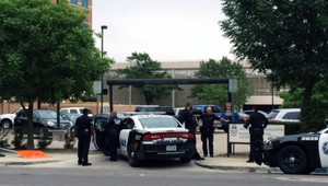 Dallaská polícia dostala výhražný anonym, uzavrela okolie