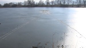 Pod mužom sa prelomil ľad. Podchladený skončil v nemocnici