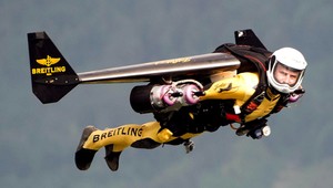 Jetman v akcii! Prelet pri lietadle a žmurk na pasažierov