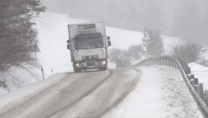 Pod Tatrami vyťahujú zimné bundy, opäť nasnežilo