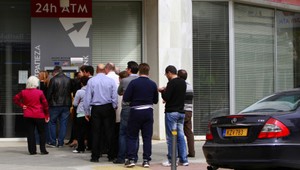 Chaos na Cypre sa stupňuje. Ľuďom dochádza trpezlivosť