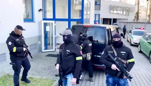 Obžalovaný Adam Puškár z kauzy vraždy študenta Tupého zostáva vo väzbe