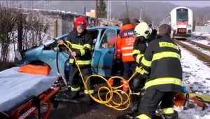 Vlak zdemoloval auto pred očami svedkov. Vodička sa druhýkrát narodila