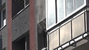 Mamička s dieťaťom zostala uväznená v horiacom byte. V šoku uvažovala nad skokom z okna