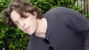 Prchký Hugh Grant kopol fotografa