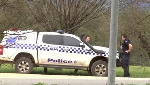 Muž náhodne strieľal z okna bytu, zranil najmenej 20 ľudí