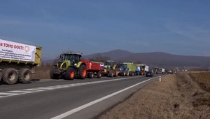Farmári opäť začali protestnú jazdu na traktoroch. Smerujú do Bratislavy