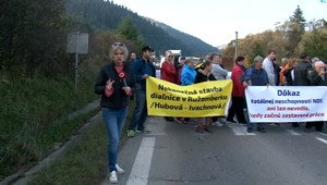 Ružomberok obkľúčili štrajkujúci. Vytvorili takmer 100 kilometrovú kolónu