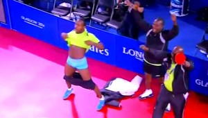 Ruky hore, gate dole! Stolný tenista z Nigérie vo víťaznom tranze!