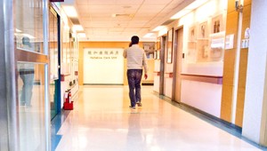 Muž vnikol do priestorov nemocnice. Pacientku obchytkával, škrtil a vyhrážal sa jej smrťou