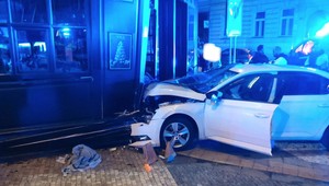 Ďalší zranení chodci. Osobné auto vyšlo na chodník a zrazilo 3 ľudí