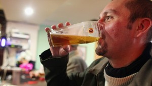 Elitný policajt sa opil, nahý ľahol na cestu