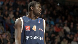 Proti Nitre senegalský orol s rozpätím rúk 235 cm