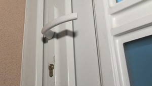 Rodine, ktorej kukláči omylom vtrhli do domu, sľúbili odškodné za zničené dvere. Doteraz nevideli ani cent