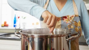 Takmer polovica Slovákov si myslí, že úlohou ženy je starať sa o domácnosť