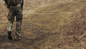 Študent prvého ročníka univerzity sa počas behu postrelil puškou, zraneniam podľahol