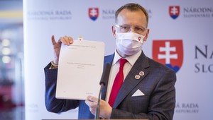 Vláda schválila bič pre plagiátorov. Pochybný titul môže odobrať rektor