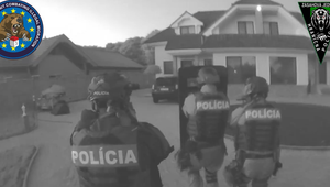 VIDEO: Desiatky policajtov skoro ráno zasahovali v okrese Galanta. Išlo o trestný čin prevádzačstva
