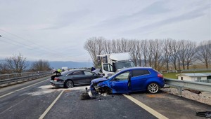 Hrozivé pondelkové ráno: Reťazová nehoda mala za následok päť zdemolovaných áut