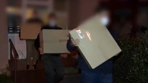 Policajti odhalili obchodníka s nelegálnym tabakom. Predával ich v paneláku, kde býval