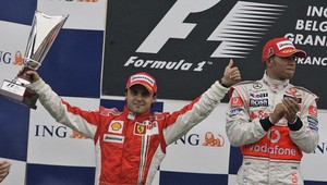 Hamiltona penalizovali, vyhral Massa