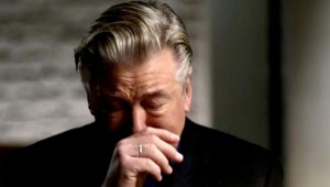 A dosť! Baldwinovi praskli nervy, zaútočil na rodinu zastrelenej kameramanky!