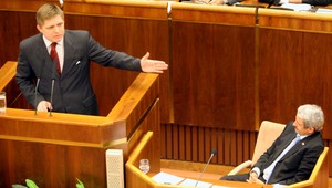 PRIESKUM: Najdôveryhodnejší Fico, úroveň kazí Dzurinda