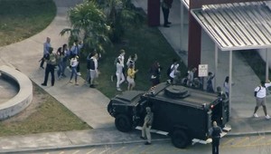 Masaker na Floride: Trenér skočil pred študentov a chránil ich pred strelami