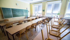 Učitelia už pracujú. Chystajú triedy, umývajú okná, zdobia chodby