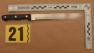 Dôchodkyňa dobodala priateľa jej dcéry do hrudníka a krku. Muž zraneniam podľahol