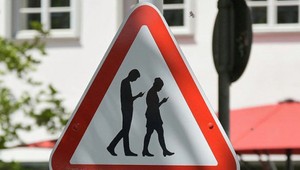 Niektoré krajiny chystajú tresty pre smombiekov - chodcov s mobilom v ruke