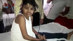 V Indii našli dievča medzi opicami. Nehovorí a správa sa ako zviera