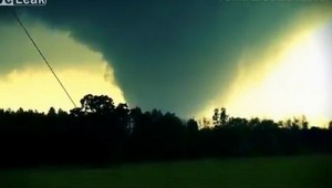 AUTENTICKÉ ZÁBERY: Nebezpečná krása. Masívne tornáda...